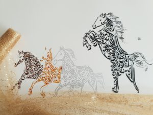 Caballos - Diseño de Hicham Chajai con caligrafía árabe