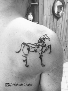 Caballo - Diseño de tatuaje árabe por Hicham Chajai con caligrafía árabe