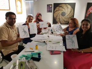 Dubaï - AtDubai - Taller de caligrafía árabe por Hicham Chajaielier de calligraphie arabe par Hicham Chajai