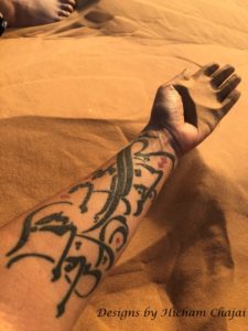 Tatuaje árabe del desierto - Diseño de Hicham Chajai con caligrafía árabe